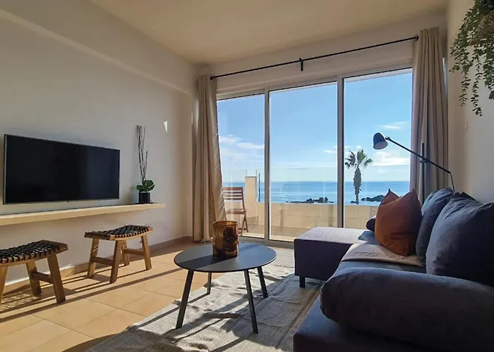 Phaedrus Living: Seaview Luxury Flat Paphinia 204